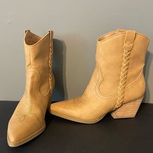 DOLCE VITA COWGIRL BOOTS